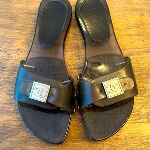 軽やか。洗練されたステップ♪【CHANEL】Patent Calfskin Mules Mules - Patent calfskin — Fashion | CHANEL | Fashion shoes